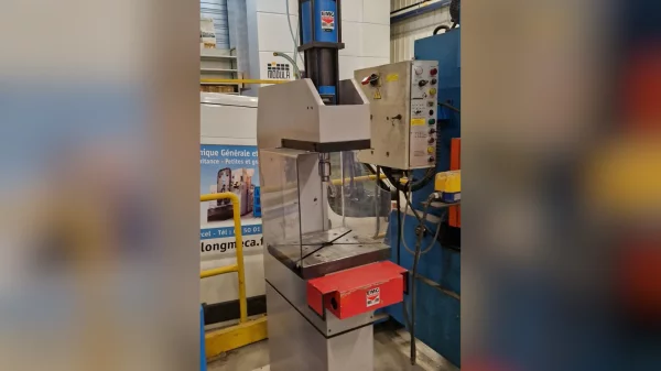Použitý hydropneumatický lis EMG 6,9T-100-25